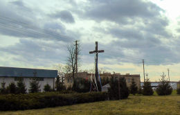 Krzyż przydrożny przy wyjeździe w kierunku Obry. Niałek Wielki, gmina Wolsztyn, powiat wolsztyński.
