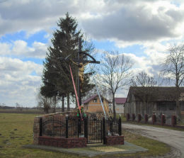 Krzyż przydrożny w centrum wsi. Reklinek, gmina Siedlec, powiat wolsztyński.