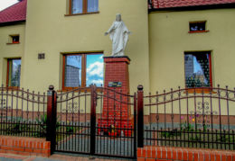Przydrożna kapliczka Chrystusa przy posesji nr 48. Stara Tuchorza, gmina Siedlec, powiat wolsztyński.
