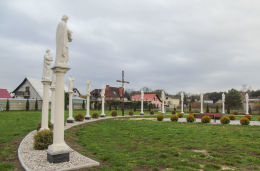 Krzyż z ukrzyżowanym Chrystusem i figury dwunastu apostołów na Placu Pielgrzymów. Wieleń, gmina Przemęt, powiat wolsztyński.