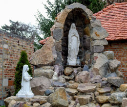 Grota Matki Boskiej z Lourdes obok Sanktuarium Matki Bożej Ucieczki Grzeszników. Wieleń, gmina Przemęt, powiat wolsztyński.
