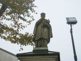 Figura św. Jana Nepomucena przy kościele farnym. Wolsztyn, powiat wolsztyński.