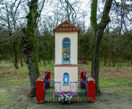 Przydrożna kapliczka Matki Boskiej przy ulicy Wolsztyńskiej. Wroniawy, gmina Wolsztyn, powiat wolsztyński.