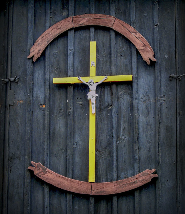 Krzyż na ścianie prezbiterium drewnianego kościoła św. Mikołaja. Czeszewo, gmina Miłosław, powiat wrzesiński.