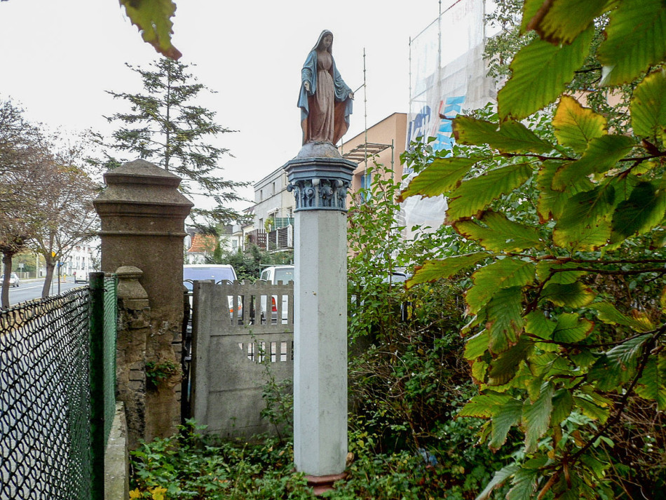 Figura Matki Boskiej przy ulicy Gnieźnieńskiej. Września, powiat wrzesiński.