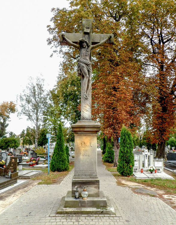 Kamienny krzyż na starym cmentarzu parafialnym. Września, powiat wrzesiński.