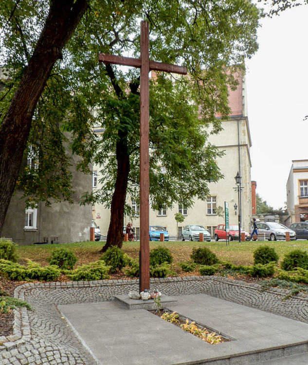 Krzyż przy kościele farnym. Września, powiat wrzesiński.