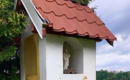 Fragment kapliczki z figurą Św. Józefa. Białe Piątkowo, gmina Miłosław, powiat wrzesiński, woj. wielkopolskie.