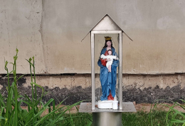 Kapliczka z figurą Matki Bożej. Białe Piątkowo, gmina Miłosław, powiat wrzesiński, woj. wielkopolskie.