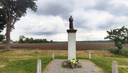 Przydrożna kapliczka kolumnowa z figurą Św. Antoniego. Białe Piątkowo, gmina Miłosław, powiat wrzesiński, woj. wielkopolskie.