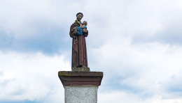 Figura Św. Antoniego na szczycie kapliczki kolumnowej. Białe Piątkowo, gmina Miłosław, powiat wrzesiński, woj. wielkopolskie.