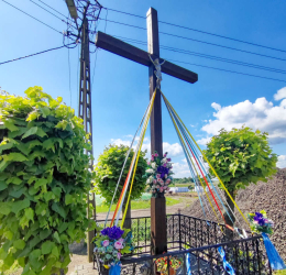 Przydrożny krzyż drewniany. Biechowo, gmina Miłosław, powiat wrzesiński, woj. wielkopolskie.