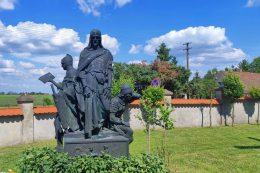 Figura Jezusa przed Piłatem obok kościołai pw. Narodzenia Najświętszej Maryi Panny. Biechowo, gmina Miłosław, powiat wrzesiński, woj. wielkopolskie.