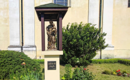 Figura Św. Józefa obok kościołai pw. Narodzenia Najświętszej Maryi Panny. Biechowo, gmina Miłosław, powiat wrzesiński, woj. wielkopolskie.