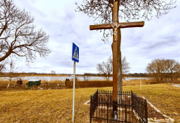 Krzyż drewniany stojący na rozstaju dróg. Bugaj, gmina Miłosław. powiat wrzesiński, woj.wielkopolskie.