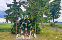 Krzyż metalowy stojący przy drodze do Mikuszewa. Chrustowo, gmina Miłosław, powiat wrzesiński, woj. wielkopolskie.