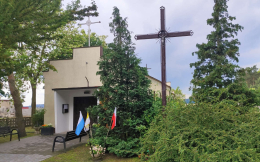 Krzyż metalowy stojący obok kaplicy nalężącej do parafii pw. św. Franciszka Salezego i św. Andrzeja Boboli. Gorzyce, gmina Miłosław, powiat wrzesiński, woj. wielkopolskie.