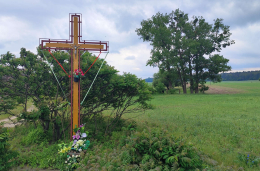 Krzyż metalowy stojący na skraju wsi. Gorzyce, gmina Miłosław, powiat wrzesiński, woj. wielkopolskie.