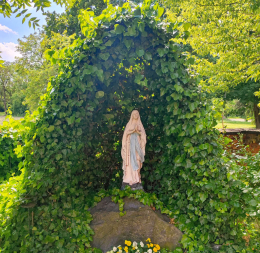Grota z figurą Matki Bożej, obok kościoła św. Apostołów Filipa i Jakuba. Gozdowo, gmina Września, powiat wrzesiński, woj. wielkopolskie.
