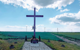Krzyż drewniany przy DK 15. Kębłowo, gmina Miłosław, powiat wrzesiński, woj. wielkopolskie.
