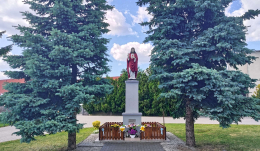 Przydrożna kapliczka słupowa z figurą Jezusa. Lipie, gmina Miłosław, powiat wrzesiński, woj. wielkopolskie.