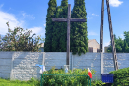 Przydrożny krzyż drewniany. Nowa Wieś Królewska, gmina Września, powiat wrzesiński, woj. wielkopolskie.