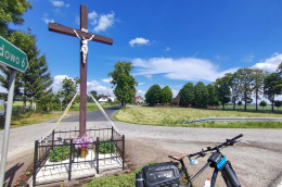 Przydrożny krzyż drewniany stojący w centrum wsi. Nowa Wieś Królewska, gmina Września, powiat wrzesiński, woj. wielkopolskie.