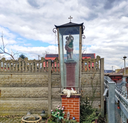 Kapliczka oszklona z figurą świętego Józefa z dzieciątkiem. Pietrzyków, gmina Pyzdry. Powiat wrzesiński, woj. wielkopolskie.