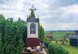 Kapliczka z figurą Matki Bożej. Rudki, gmina Miłosław, powiat wrzesiński, woj. wielkopolskie.