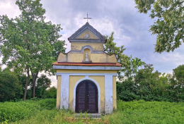 Kapliczka przydrożna, murowana. Zieliniec, gmina Kołaczkowo, powiat wrzesiński, woj. wielkopolskie.