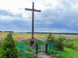 Krzyż przydrożny z 1990 r. postawiony w miejsu krzyża z 1945 r. Buntowo, gmina Złotów, powiat złotowski.