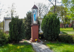 Przydrożna kapliczka oszklona z figurą św. Maryi. Krajenka, powiat złotowski.