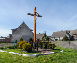 Krzyż przydrożny stojący przy wjeździe do wsi. Tarnówka, powiat złotowski.