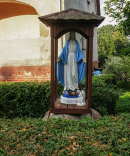 Figura Matki Bożej na posesji Sikorskiego 10. Stepnica, gmina Stepnica, powiat goleniowski.