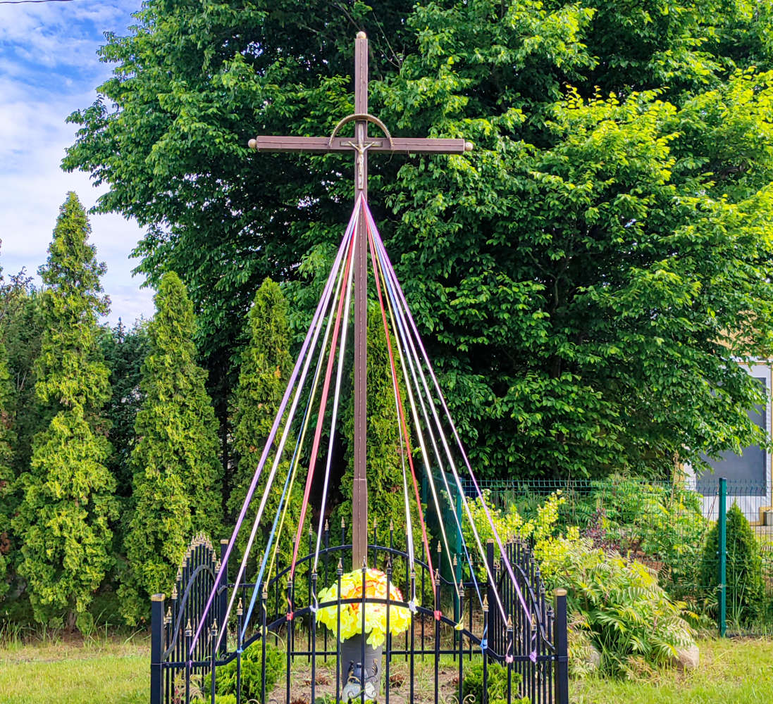 Krzyż metalowy przy DW111. Kąty, gmina Goleniów, powiat goleniowski, woj. zachodniopomorskie.