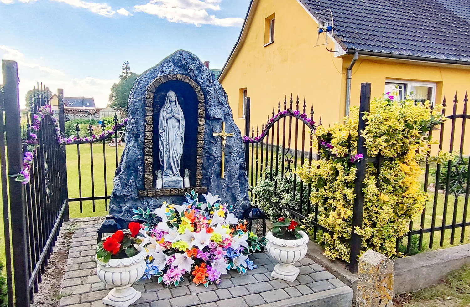 Grota z figurą Matki Bożej. Kopice, gmina Stepnica, powiat goleniowski, woj. zachodniopomorskie.