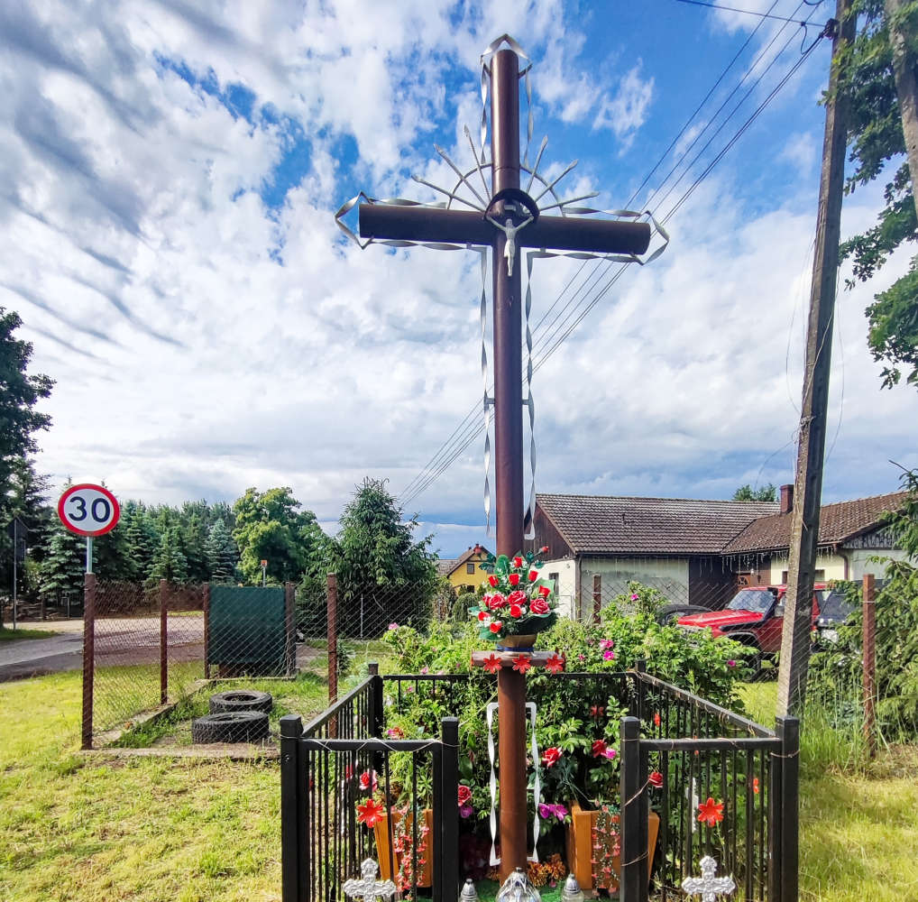 Przydrożny krzyż metalowy. Łaniewo, gmina Goleniów, powiat goleniowski, woj. zachodniopomorskie.