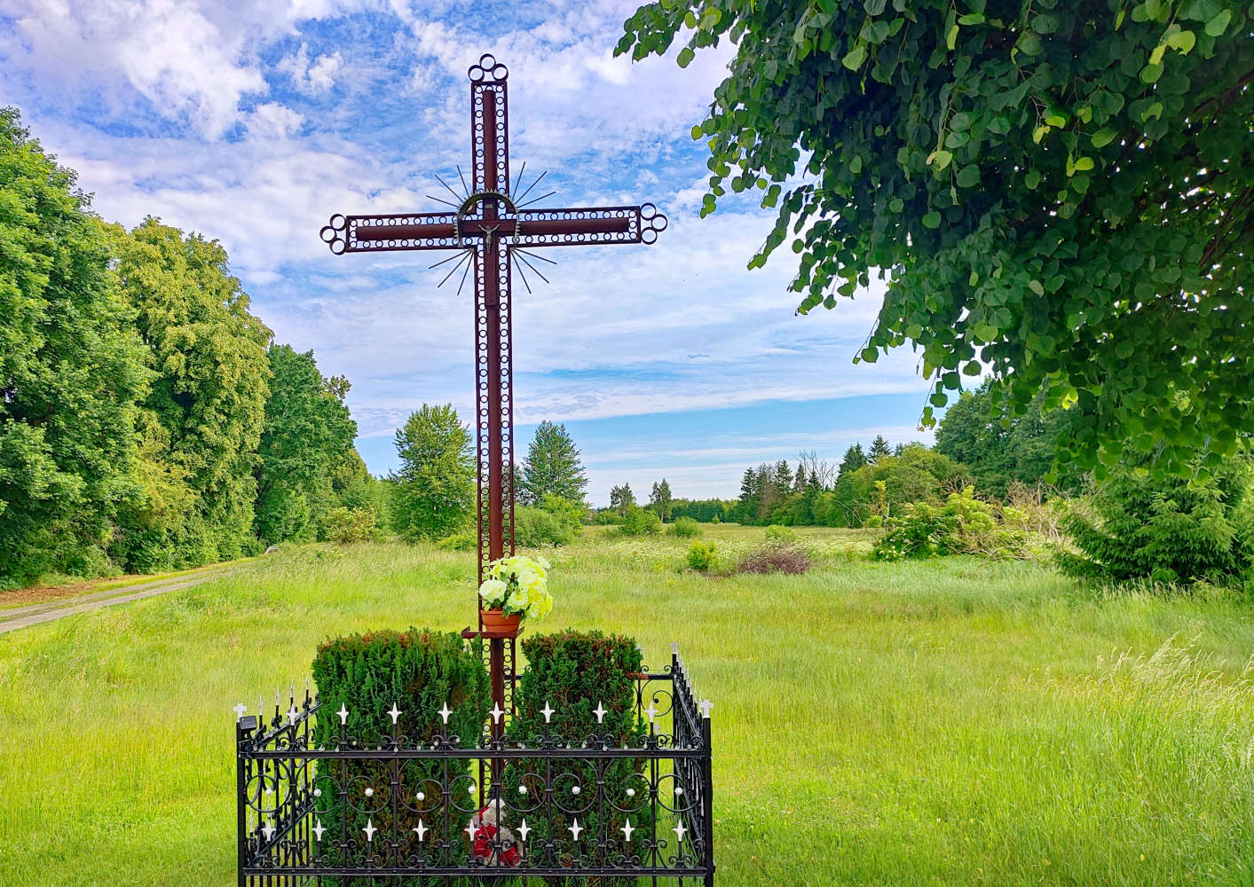 Krzyż metalowy, ul. Spacerowa. Łaniewo, gmina Goleniów, powiat goleniowski, woj. zachodniopomorskie.