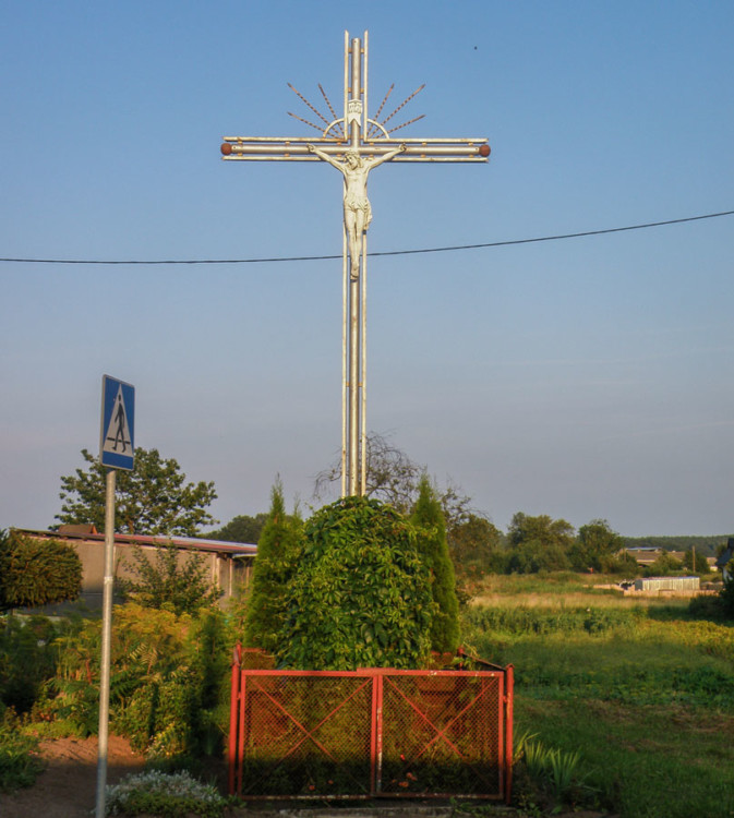 Krzyż przydrożny przy zjeździe w kierunku Prusinowa. Przybiernówko, gmina Gryfice, powiat gryficki.