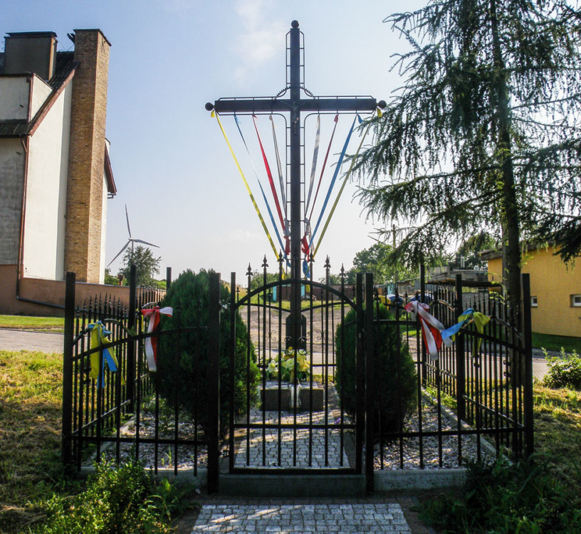 Krzyż przydrożny przy drodze w kierunku Niechorza. Skrobotowo, gmina Karnice, powiat gryficki.