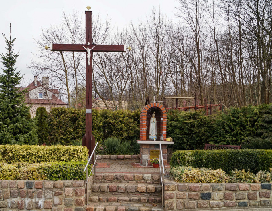 Kapliczka przydrożna oraz krzyż przy drodze DK31. Czepino, gmina Gryfino.