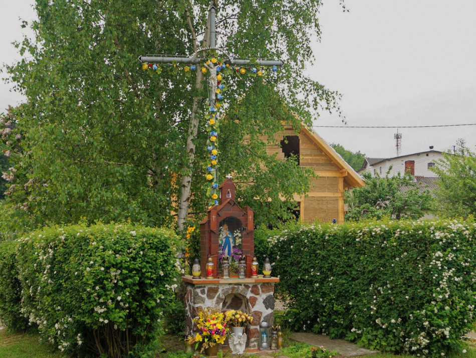 Metalowy krzyż i kapliczka przydrożna przy ul. Parkowej. Drzenin, gmina Gryfino.