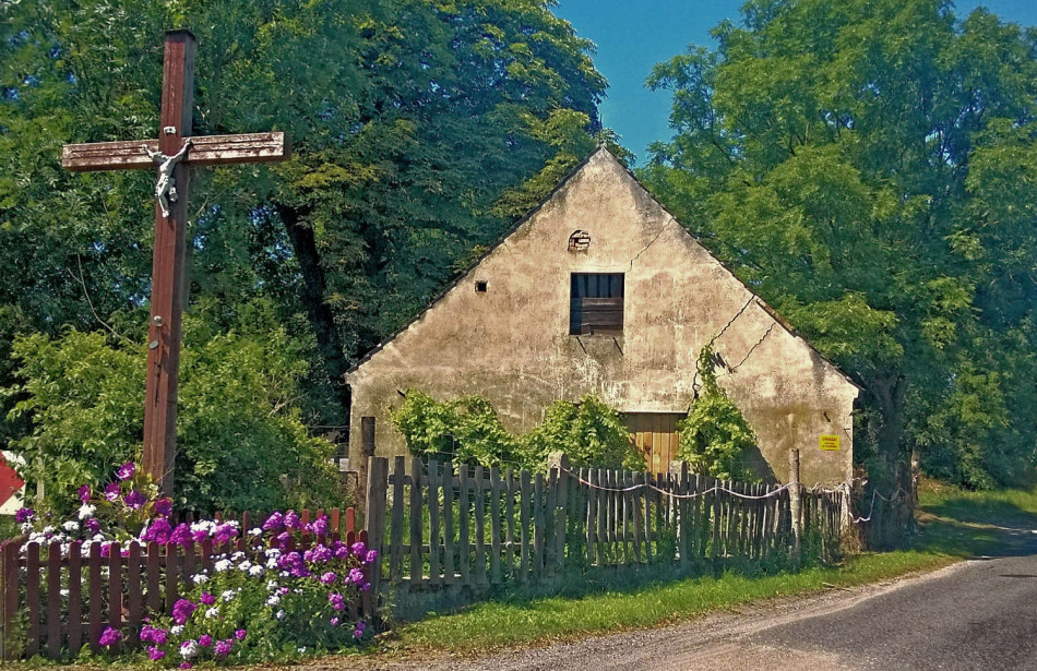 Drewniany krzyż przydrożny na rozwidleniu drogi wiejskiej. Golice, gmina Cedynia.