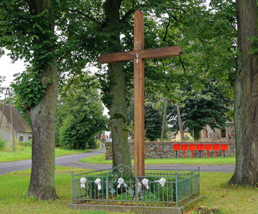 Drewniany krzyż przydrożny u zbiegu ulicy Bocznej i Długiej. Kartno, gmina Stare Czarnowo.