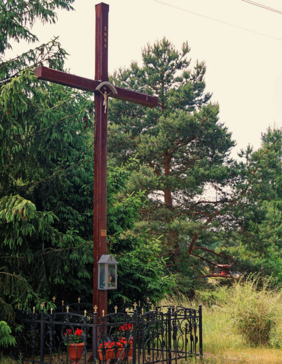 Metalowy krzyż przydrożny z małą kapliczką naprzeciwko domu 32. Krajnik, gmina Gryfino.