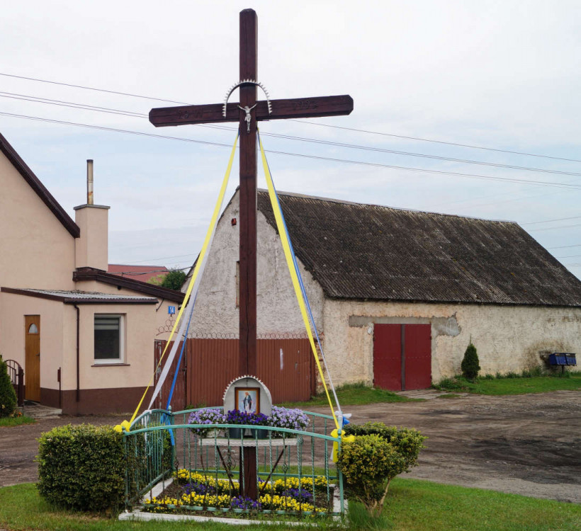 Drewniany krzyż przydrożny z kapliczką przy DK31.  Krzypnica, gmina Gryfino.