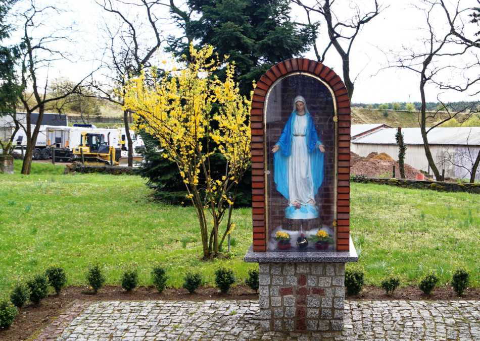 Kapliczka przydrożna, obok Kościoła Matki Bożej Królowej Polski. Radziszewo, gmina Gryfino.