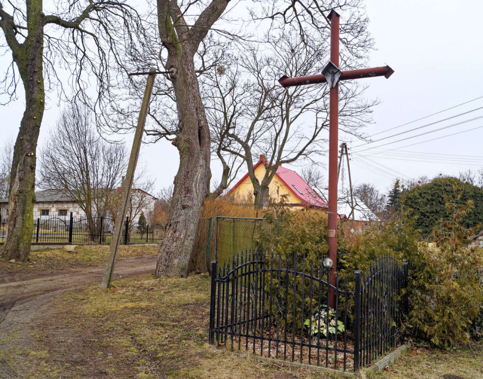 Metalowy krzyż przydrożny w pobliżu domów nr 7 i 9. Steklno, gmina Gryfino.