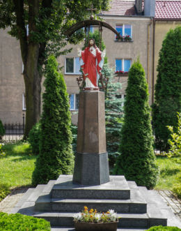 Figurka Jezusa przy kościele pw. Przemienienia Pańskiego. Mieszkowice, powiat gryfiński.