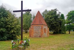 Drewniany krzyż przydrożny u zbiegu ul. Baniewickiej i Gryfińskiej. Banie, gmina Gryfino.